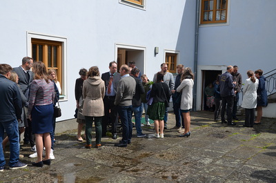 Für die Verwandten gab es eine kleine Agape im gesamten Pfarrhof