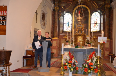Katharina Köck liest über die Hochzeitskerze