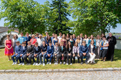 Gruppenbild der Firmlinge mit ihren Begleiterinnen und Pfarrer Pater Richard