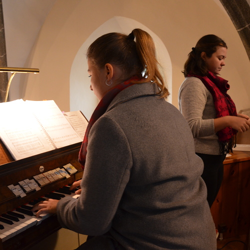 Marlies und Sophie leiten den Chor