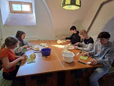 Viel Arbeit für die Firmkandidaten und ihre Betreuerinnen