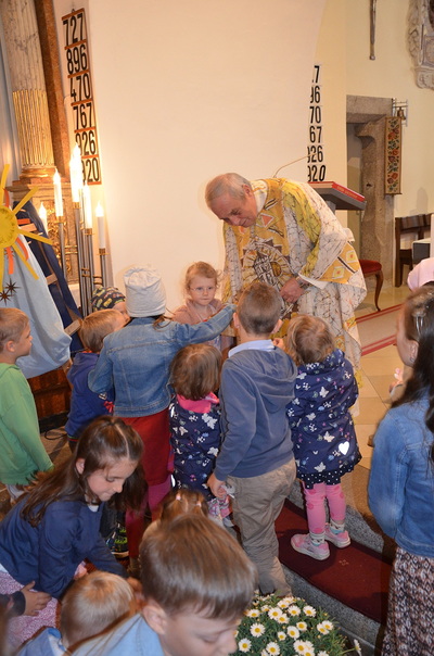 Nach der hl. Messe dürfen sich die Kinder die Blüten wieder mitnehmen und bekommen ein Stück Schokolade