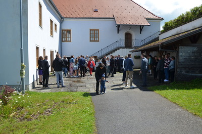 Für die Verwandten gab es eine kleine Agape im gesamten Pfarrhof