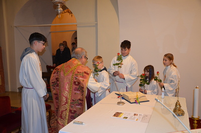 Ministranten gratulieren Pater Richard