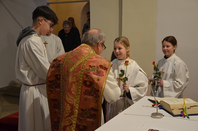 Ministranten gratulieren Pater Richard