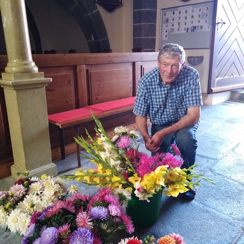Michael Artner bringt frische Blumen aus seinem Garten für die Kirche