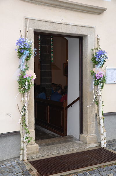 Wunderschön geschmückter Haupteingang der Kirche