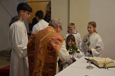 Ministranten gratulieren Pater Richard