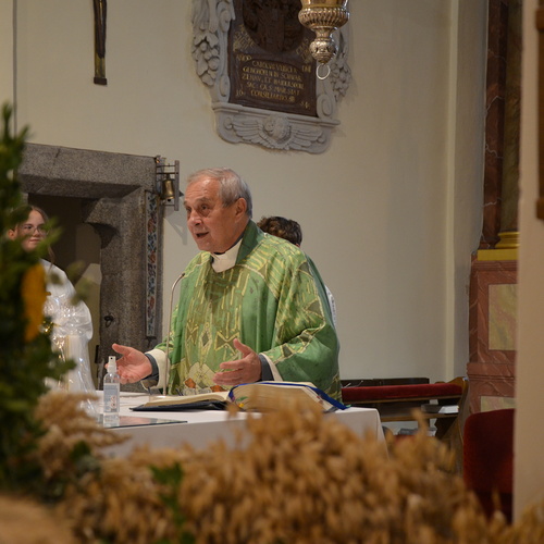 Pfarrer Pater Richard zelebriert die Festmesse