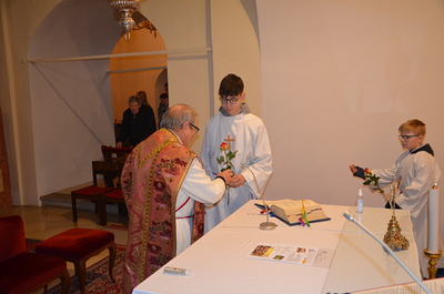 Ministranten gratulieren Pater Richard