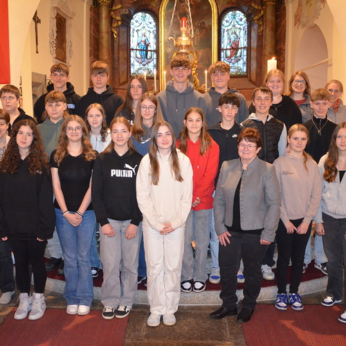 Gruppenbild der Firmlinge mit ihren Begleiterinnen und Pfarrer Pater Richard