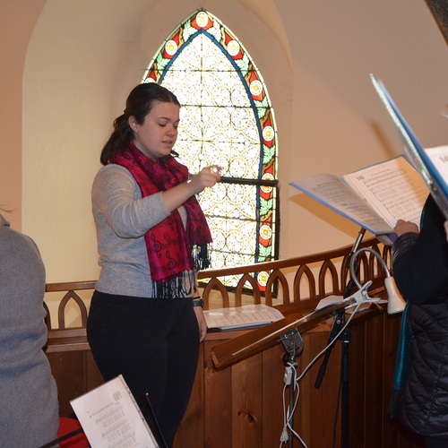 Marlies und Sophie leiten den Chor