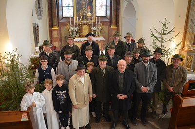 Gruppenbild mit Pfarrer und Ministranten