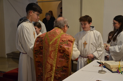 Ministranten gratulieren Pater Richard