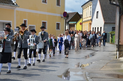 Feierlicher Auszug aus der Kirche in den Pfarrhof