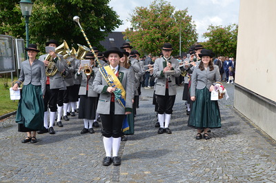 Feierlicher Auszug aus der Kirche in den Pfarrhof