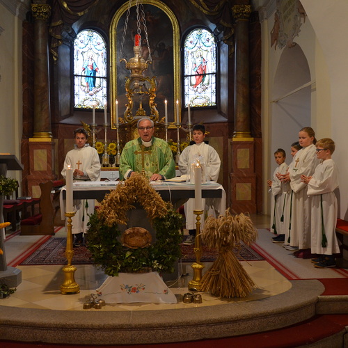 Pfarrer Pater Richard zelebriert die Festmesse