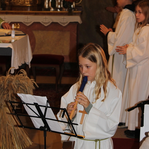 Lena spielt das Sanctus-Lied