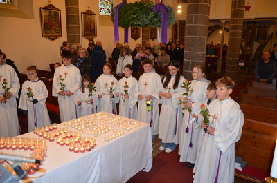 Ministranten gratulieren Pater Richard