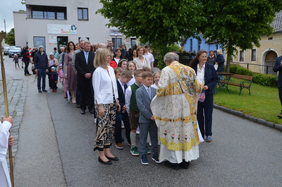 Pfarrer Pater Richard holt die Kinder zur Feier ab