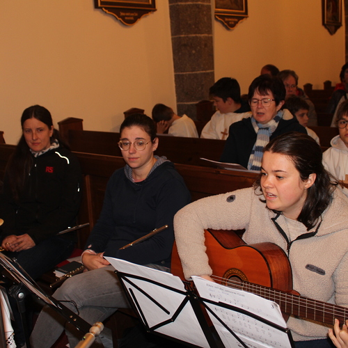 Zur Kommunion singen Sophie und Irmgard