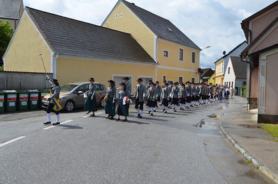 Feierlicher Auszug aus der Kirche in den Pfarrhof